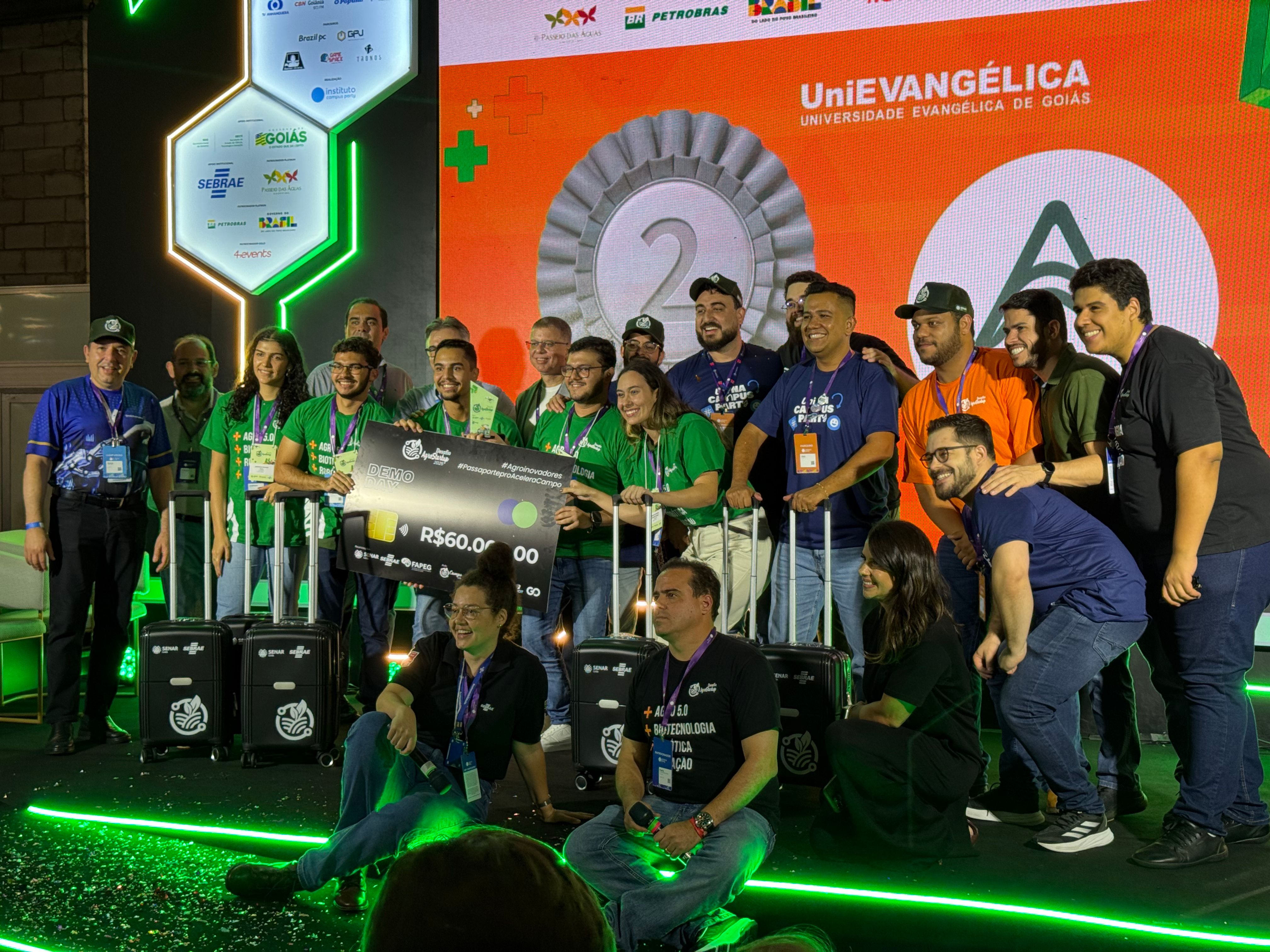 Multidão acompanhando palestra na 9ª Campus Party Goiás