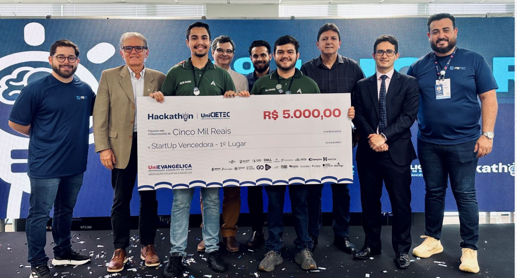 Equipe AcomGest no palco, vencedora do 3º Hackathon UniEVANGÉLICA