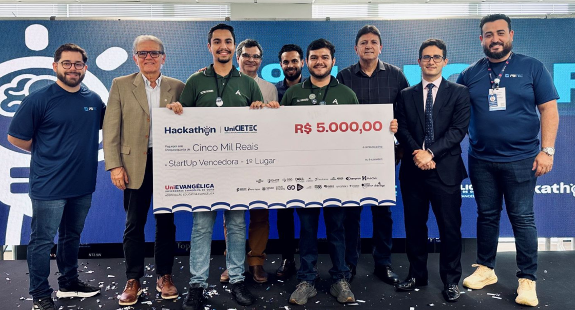 Equipe AcomGest com o cheque de premiação de R$ 5.000,00 do Hackathon UniCIETEC