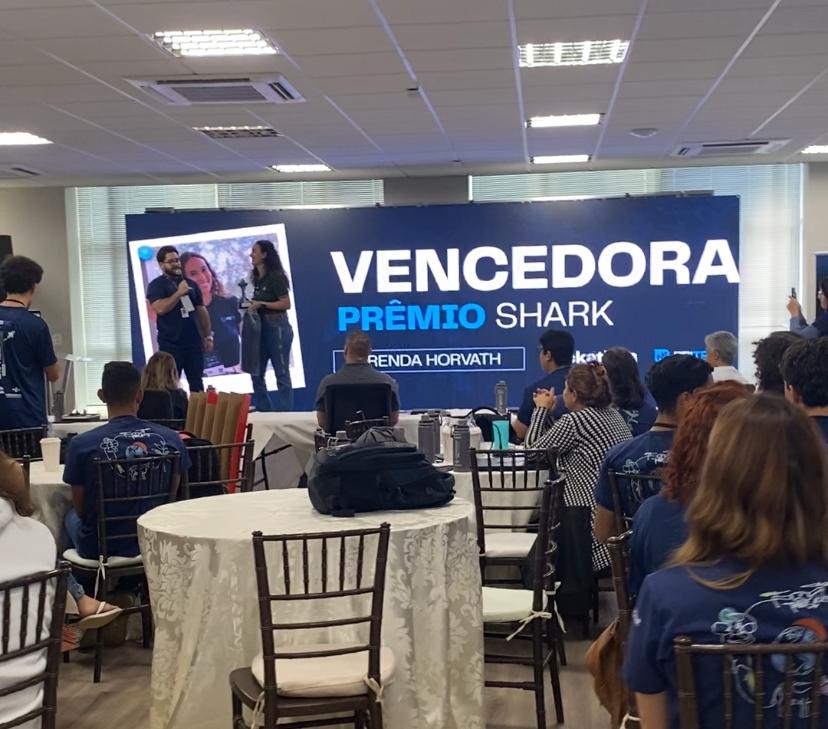 Brenda Horvath recebendo o Prêmio Shark no Hackathon do Comércio